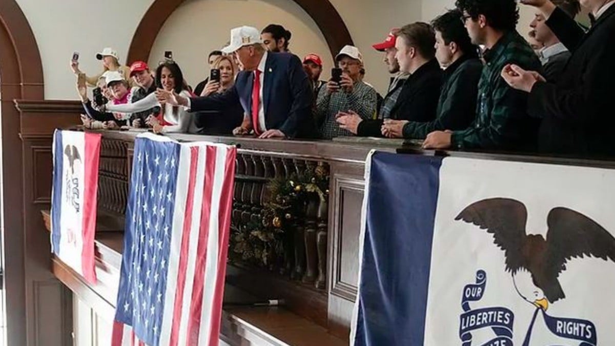 Trump gana caucus de Iowa; se levanta como el favorito presidencial Republicano