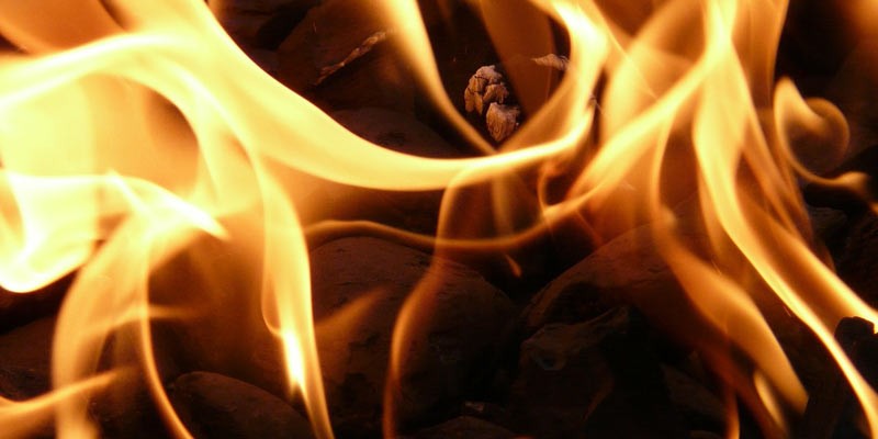 ¡Cuánta crueldad! Sujetos prenden fuego a hombre en situación de calle