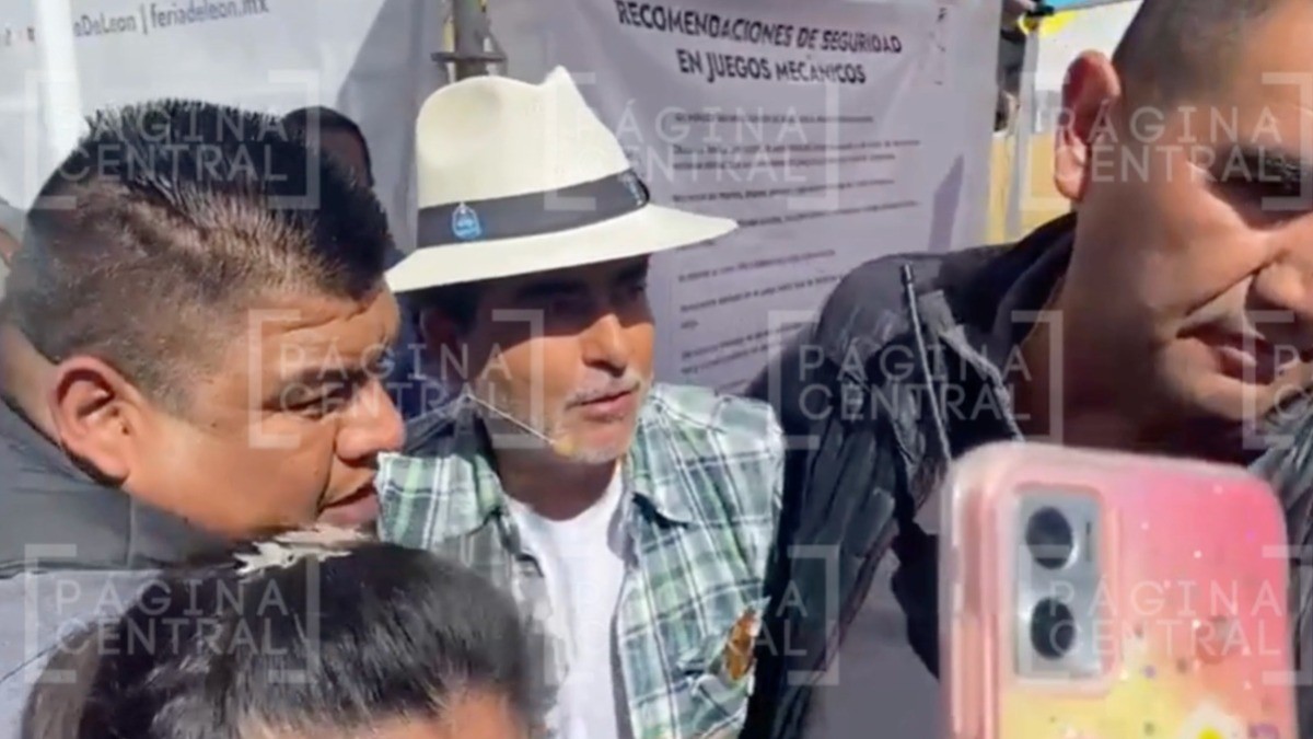 VIDEO “¡Déjame hacer!”, por poco y no llega, leonesas no dejan a Raúl Araiza ir al baño