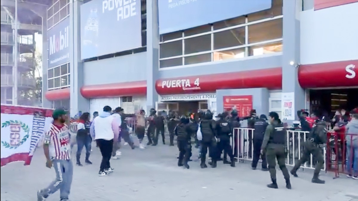 VIDEO: Violencia regresa a la Liga MX; aficionados de Necaxa y Atlas se enfrentan