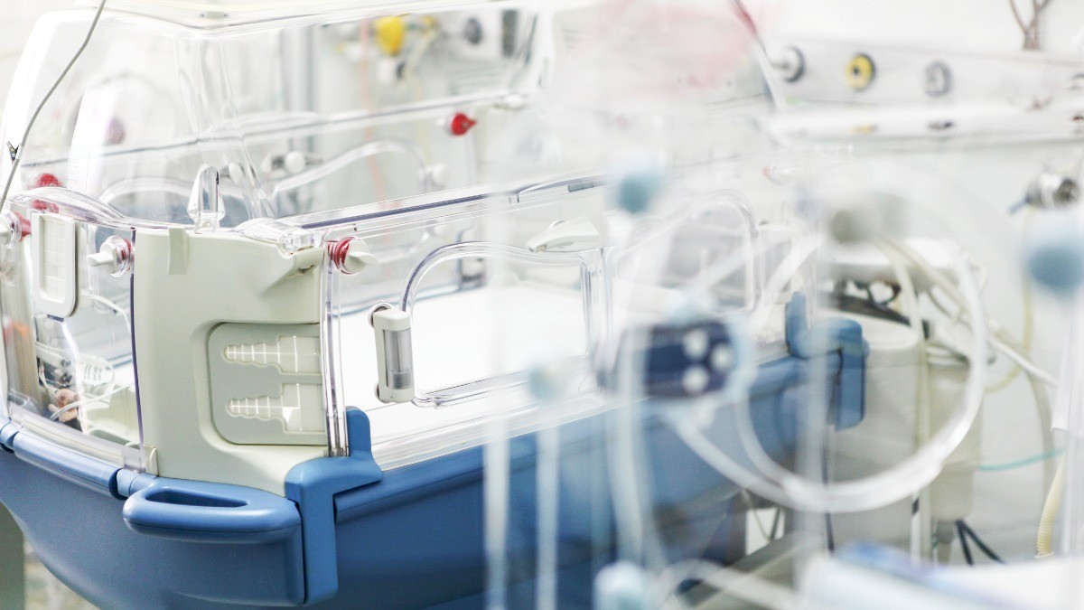 Bebé abandonado en León necesitará ayuda durante meses para respirar