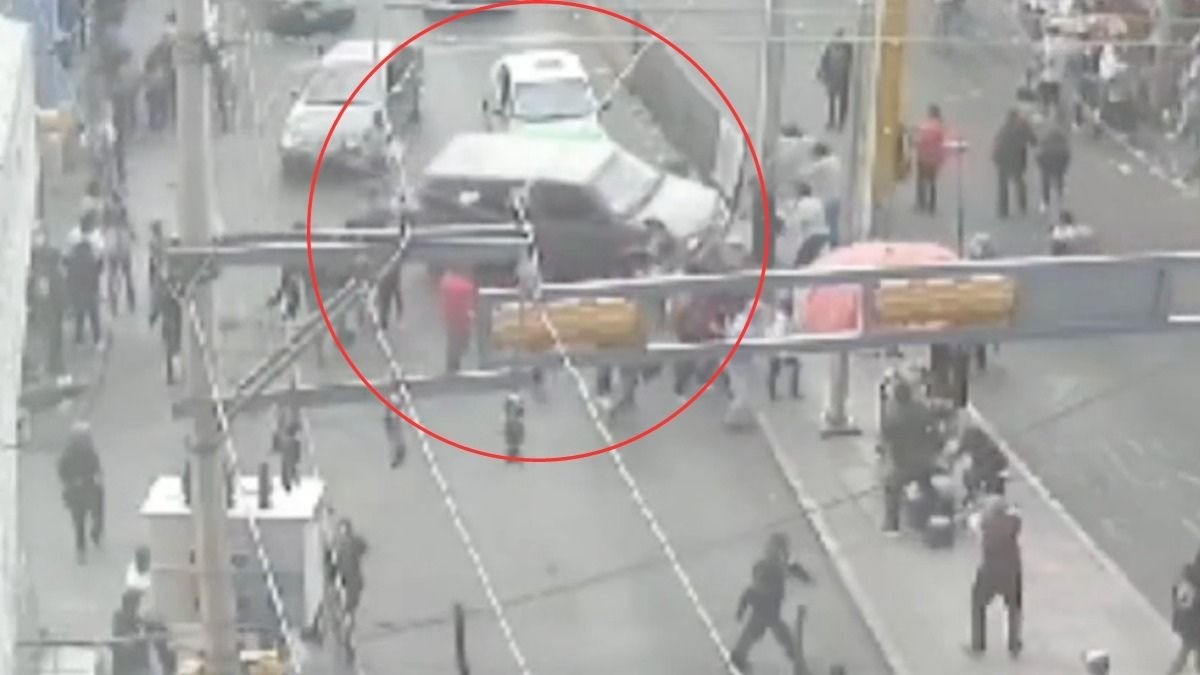 VIDEO ¡Terror! Camioneta se va contra varias personas en la avenida Miguel Alemán