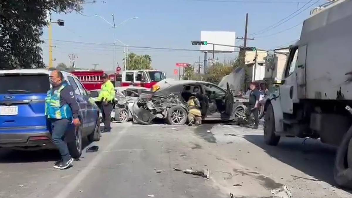 VIDEO Menor de 16 años causa carambola, varios heridos y quemaduras en un motociclista