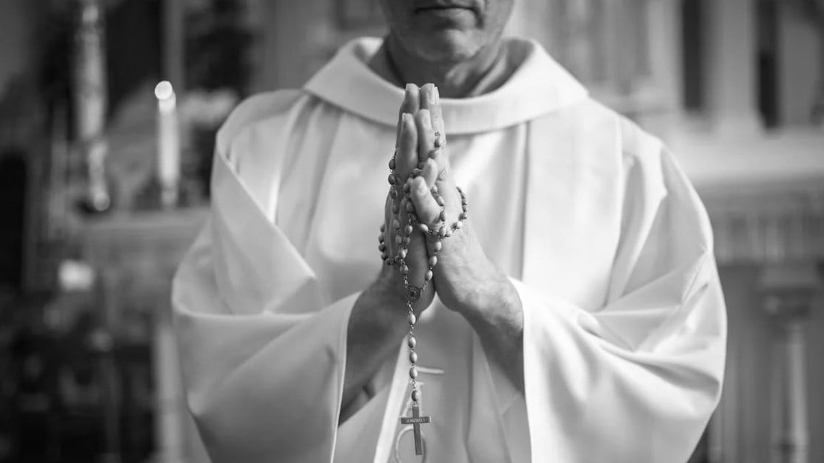 ¡Uno más! Detienen a otro sacerdote por presunto abuso de un menor