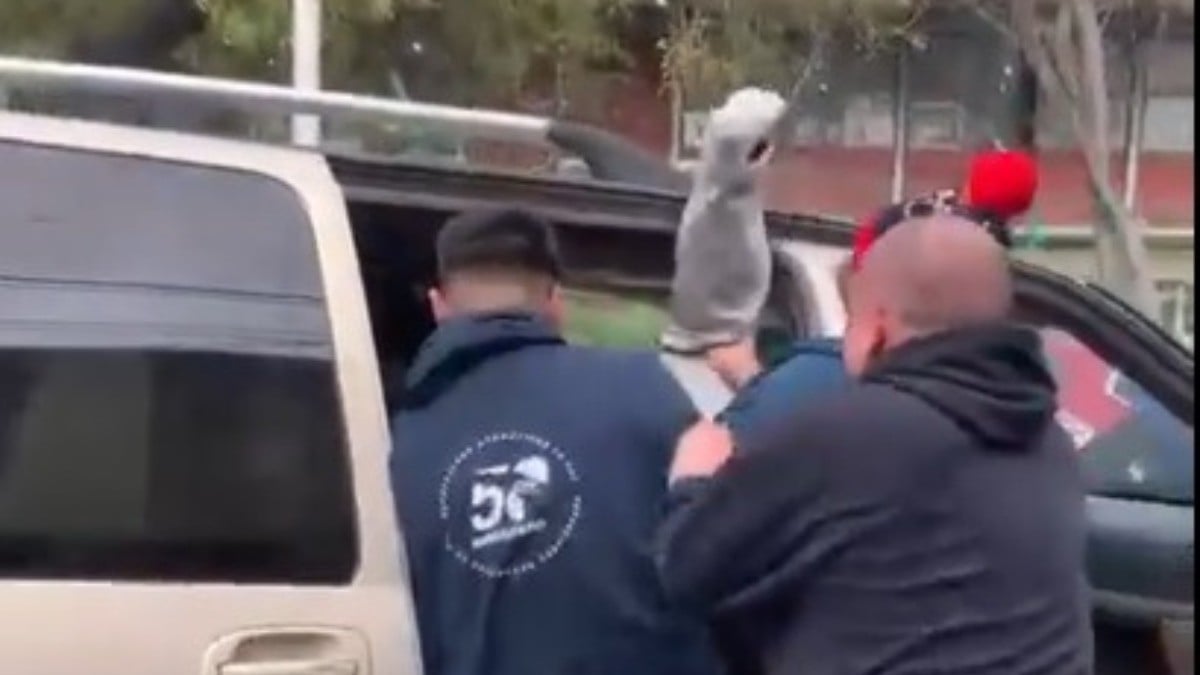 VIDEO “¡Lo están secuestrando!” graban cuando ‘levantan’ a alumno saliendo de secundaria