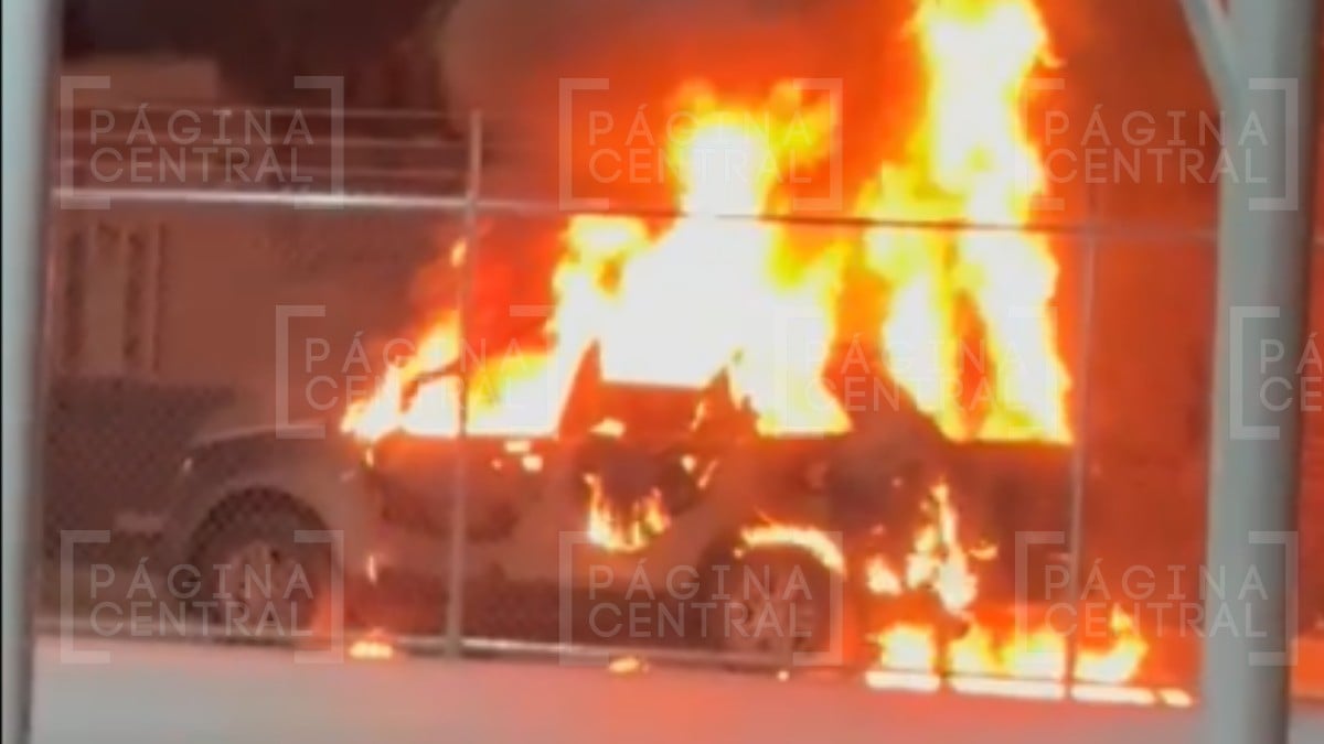 Descubren cuerpo calcinado dentro de vehículo que estaba en llamas