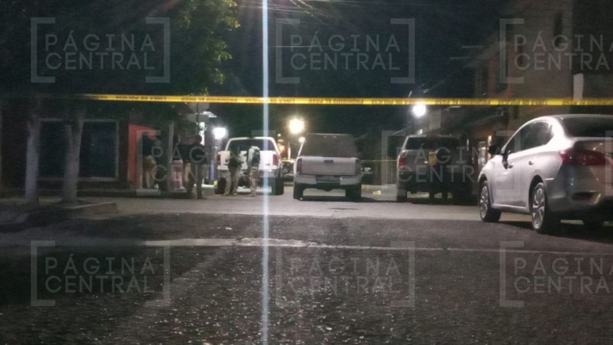 Atacan a balazos a pareja, hombre y mujer quedan tendidos a un lado de su bicicleta