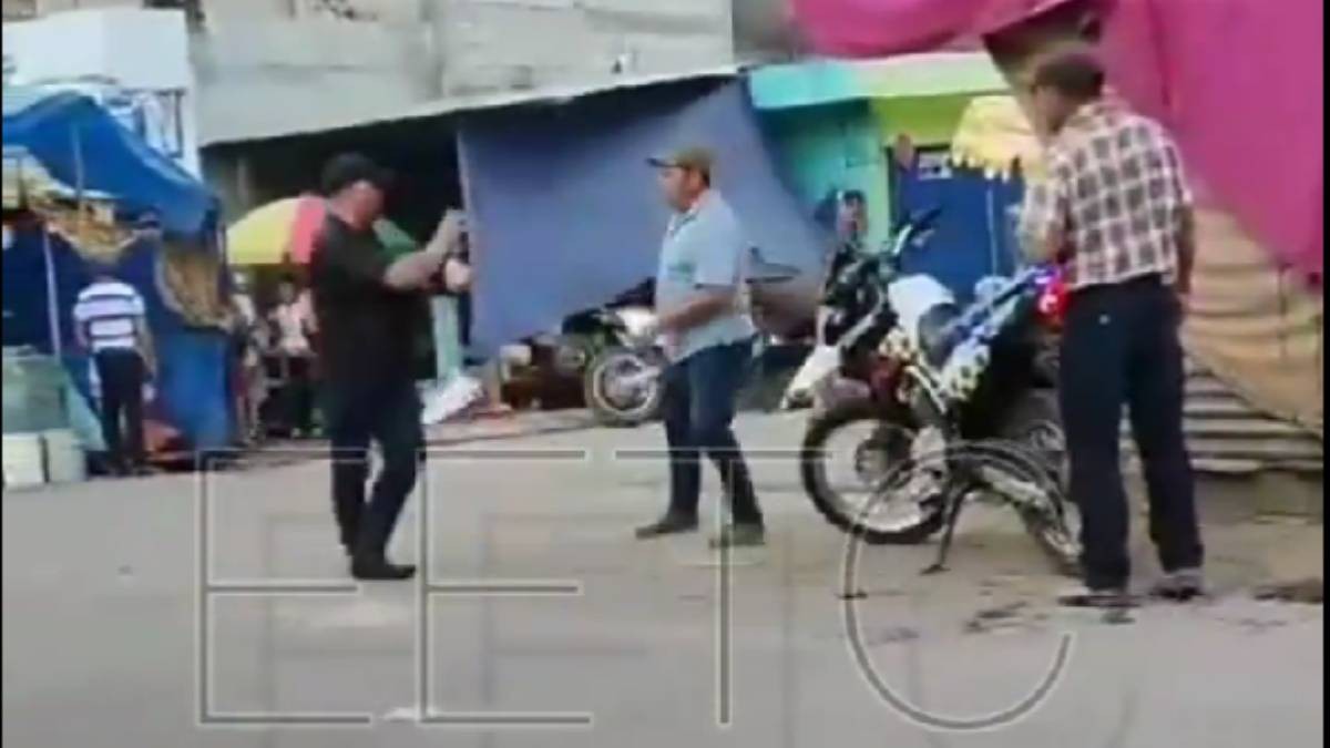 VIDEO Captan cómo hombre golpea a esposa e hija; mata al que quiso defenderlas