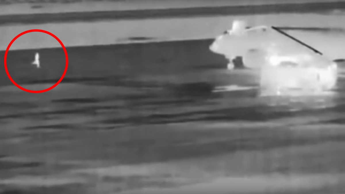 VIDEO Hombre muere tras salir a la pista de despegue y lanzarse a la turbina de un avión