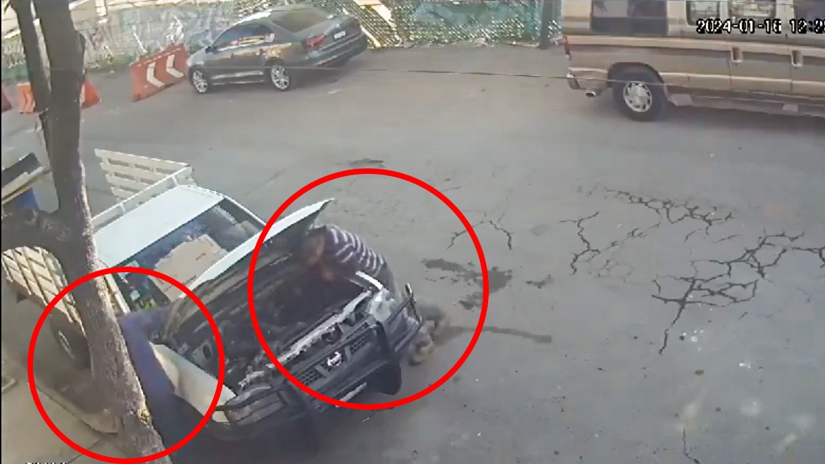 VIDEO ¡Se salvan por centímetros! Cae estructura de tren elevado junto a dos hombres