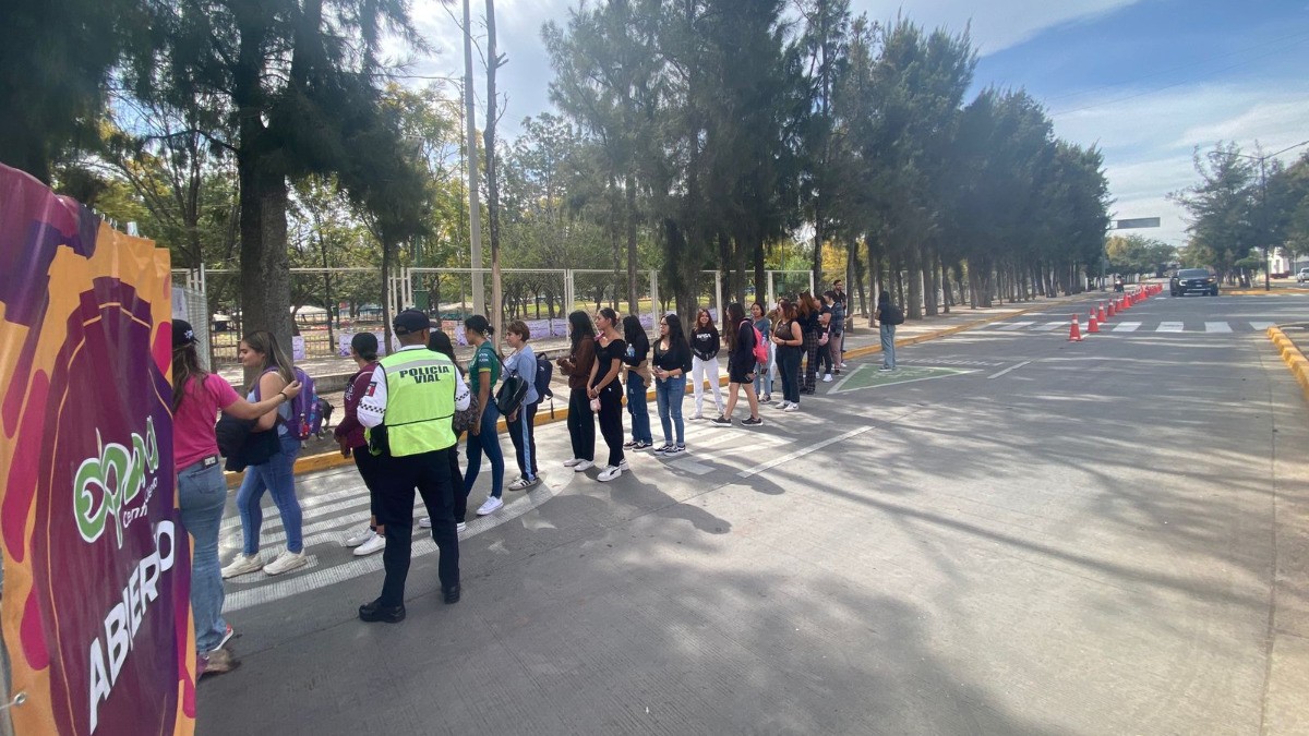 ¡Pulseras, pulseras para Lasso en la Velaria, pásele todavía hay!