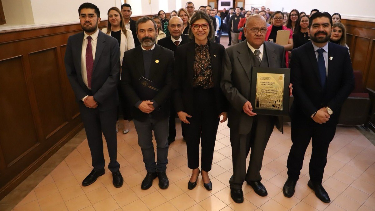 Rinde Universidad de Guanajuato homenaje al Dr. Carlos Eduardo Hernández Pérez