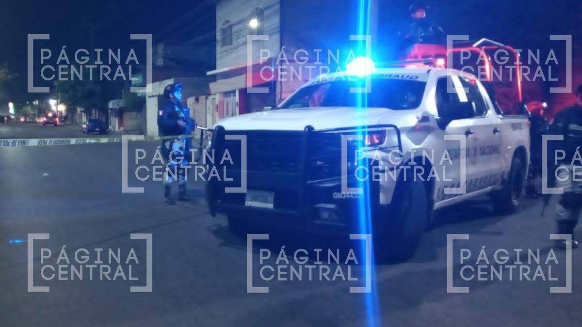 Emboscan a policía y mujer queda herida por bala perdida
