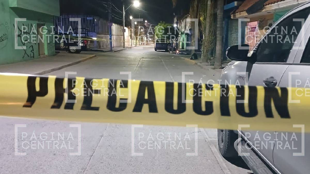 Estudiante de secundaria se desploma y muere en la calle, habría peleado en León