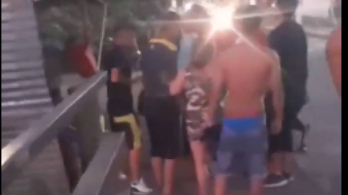 VIDEO Hombre acosa a niña en tienda y vecinos se unen para lincharlo