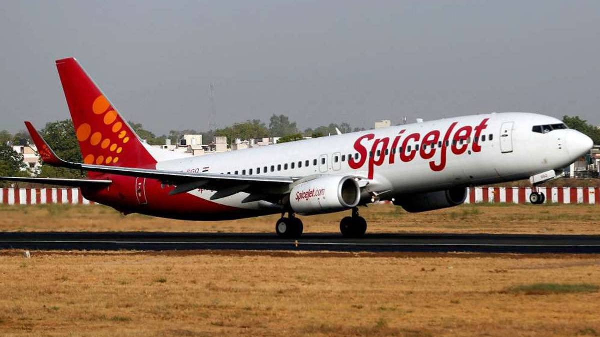 Hombre atrapado en el baño de avión causa aterrizaje forzoso, “hicimos lo que pudimos”