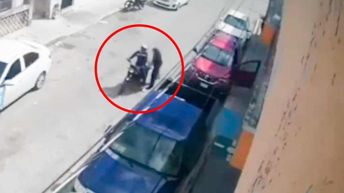 VIDEO Captan momento en que sicarios matan a profesor dentro de su camioneta