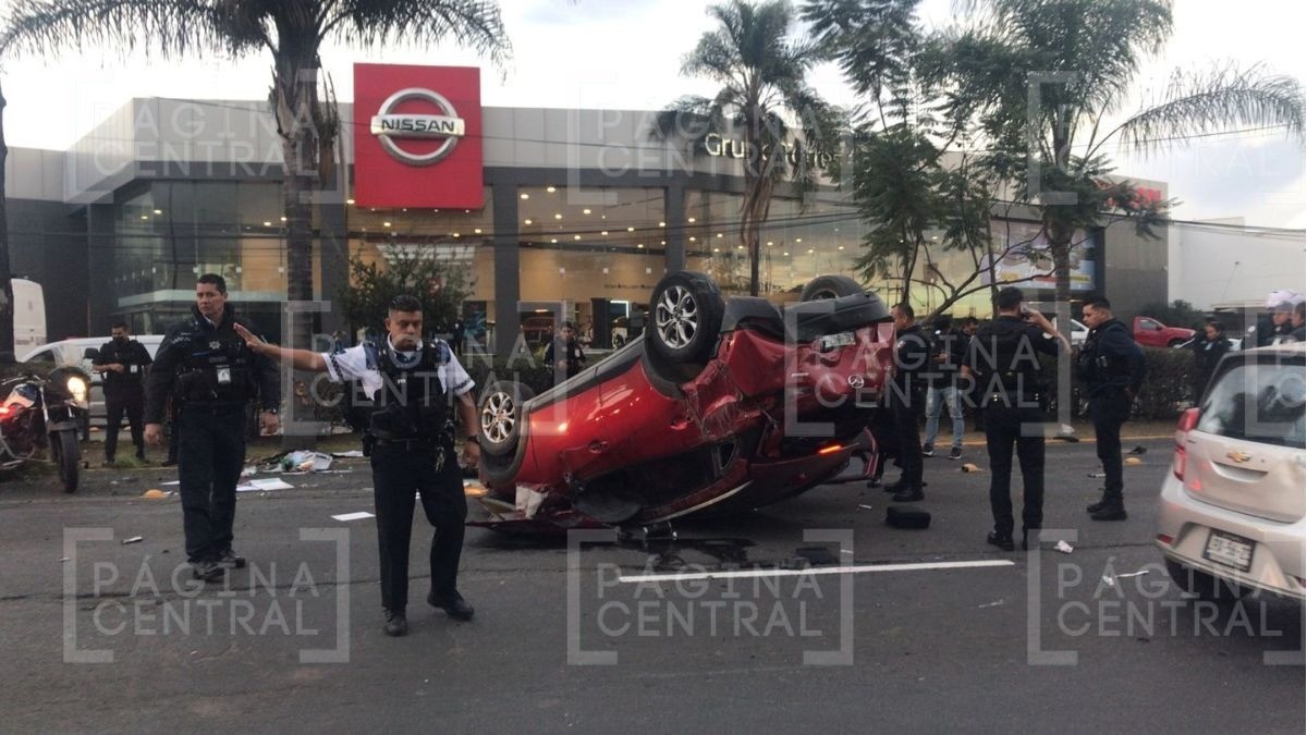 VIDEO Pistoleros huían de la Policía y vuelcan en ALM y queda camioneta destrozada