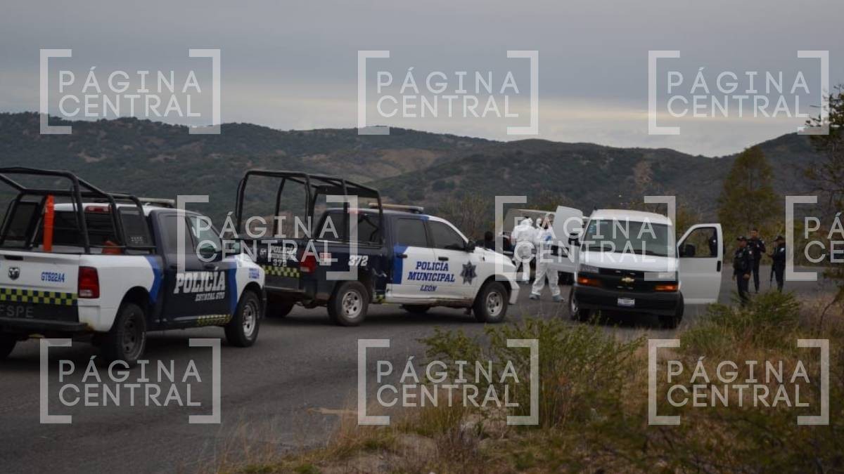 Automovilistas encuentran a hombre ejecutado a la orilla de la carretera
