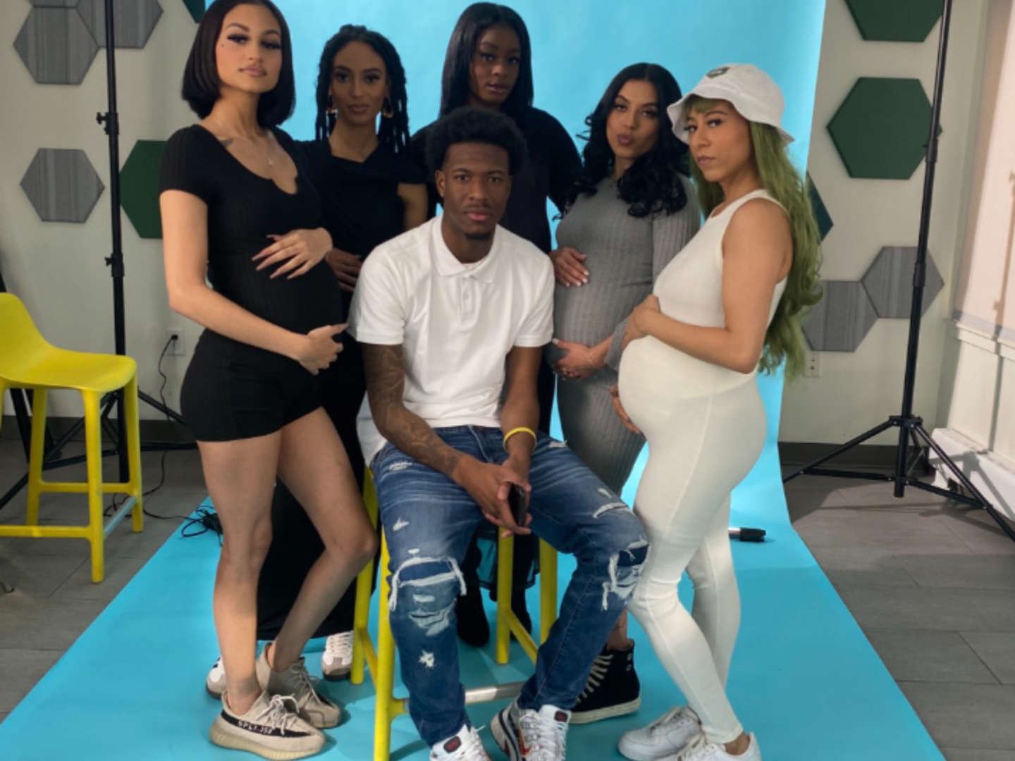 Hombre embaraza a 5 mujeres al mismo tiempo y les hace baby shower a todas juntas