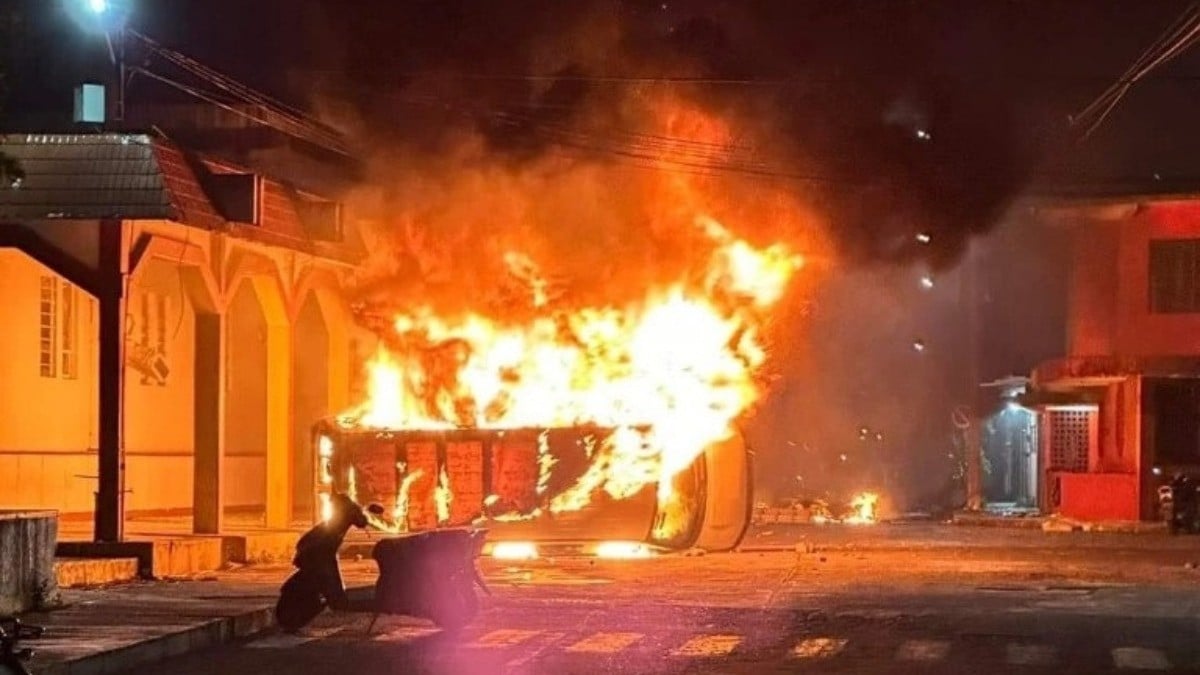 VIDEO Queman palacio municipal e intentan linchar a policías por asesinato de un joven