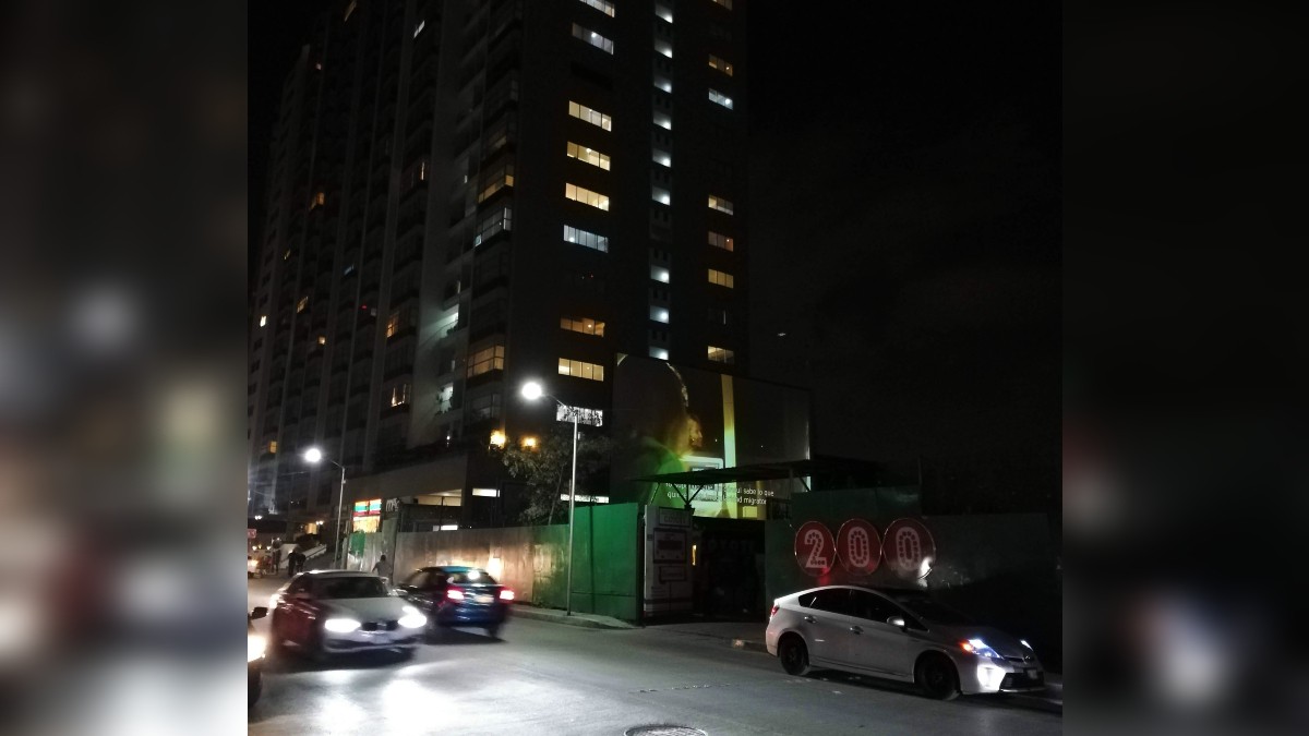 Hombre golpeaba a su pareja y ella salta desde cuarto piso para huir; está grave