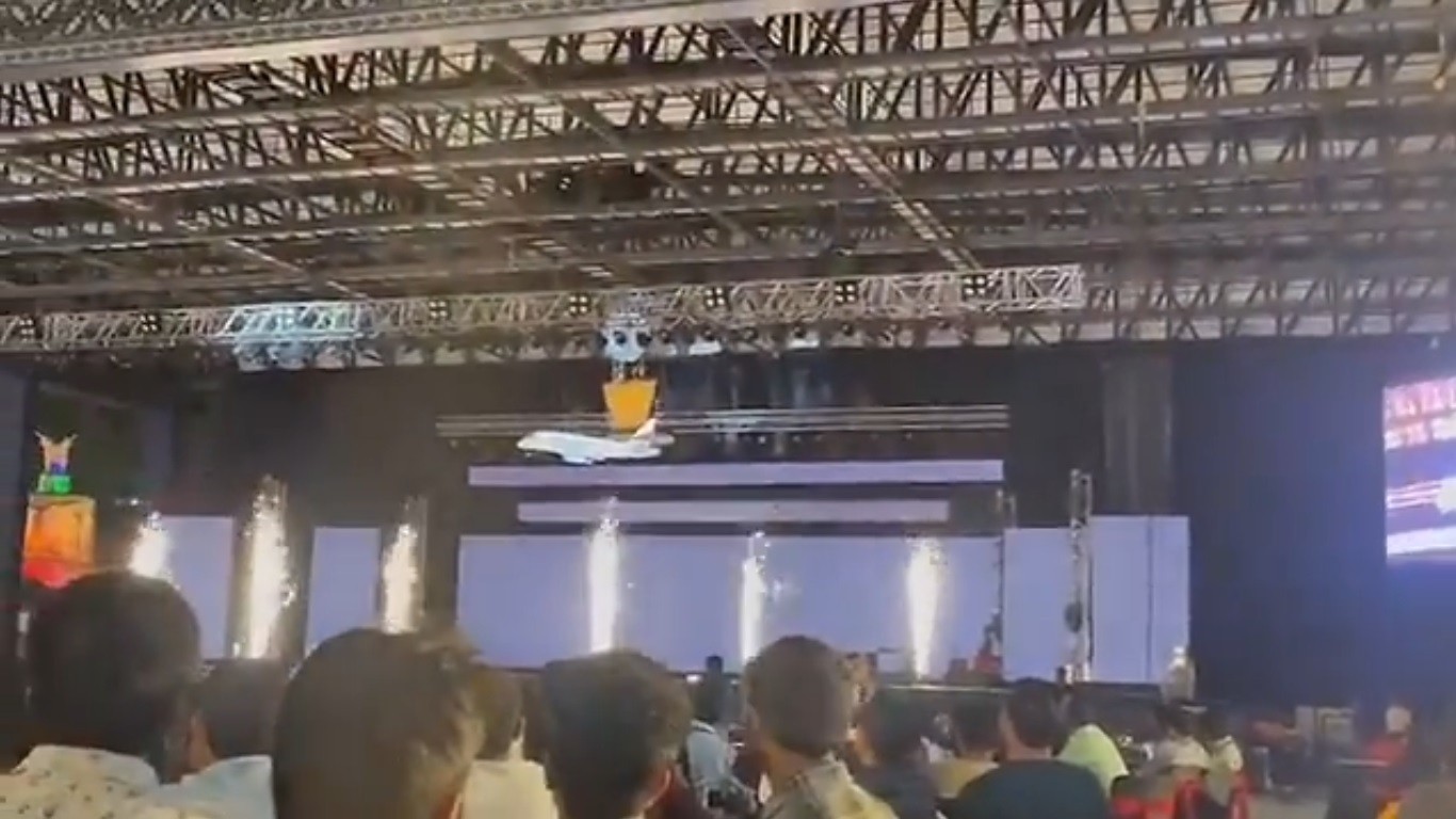 VIDEO Muere director al caer durante su entrada al escenario en la fiesta de la empresa