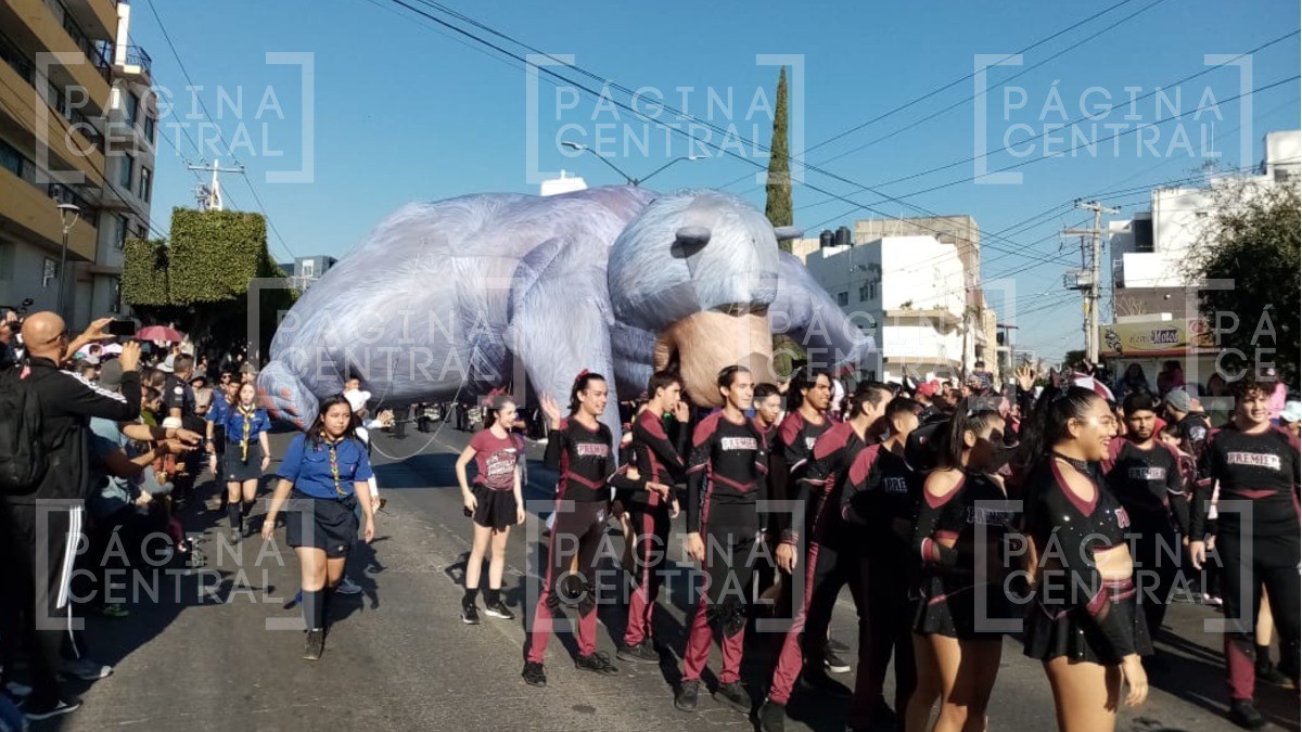 Cableado impidió que desfile del aniversario luciera; globos pasaron acostados