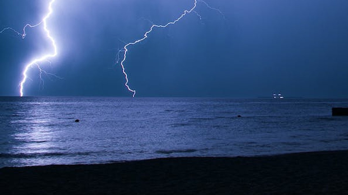VIDEO Rayo mata a mujer y deja 7 heridos a orilla de playa; así intentaron salvarla