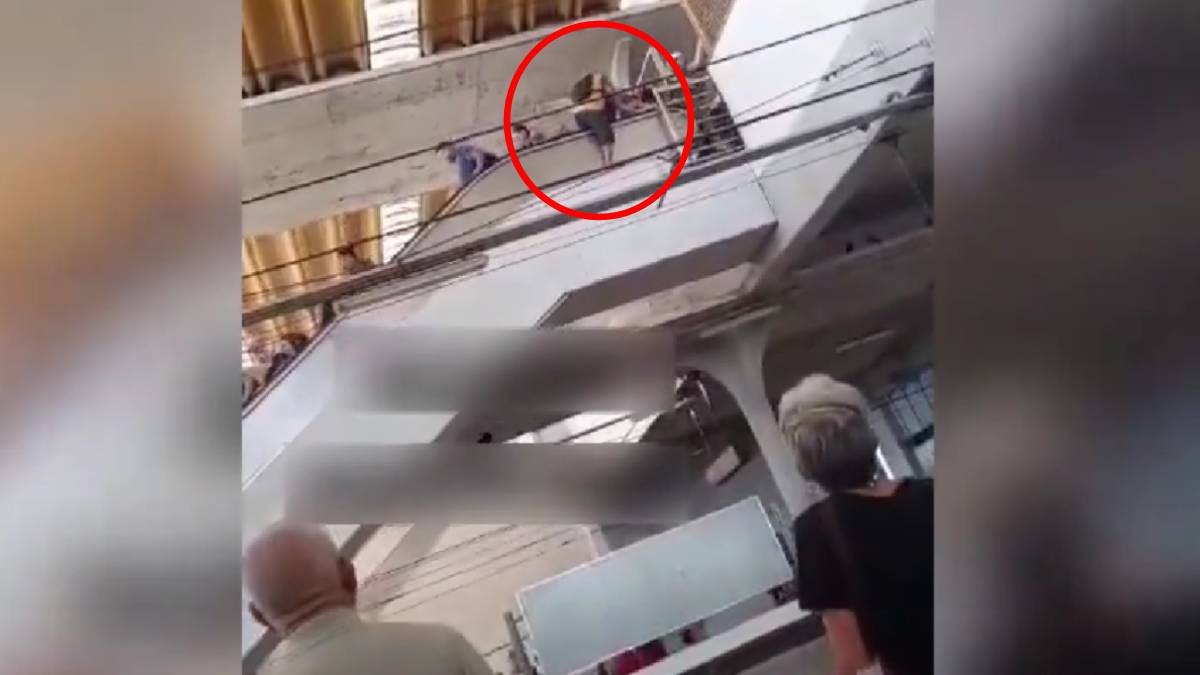 VIDEO Todo por las prisas: Hombre cae de escalera eléctrica y muere al instante