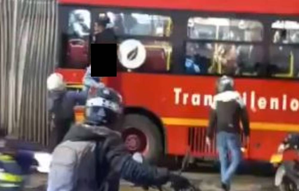 VIDEO Pasajeros sacan a ladrón por la ventana y al quedar colgado lo dejan sin ropa