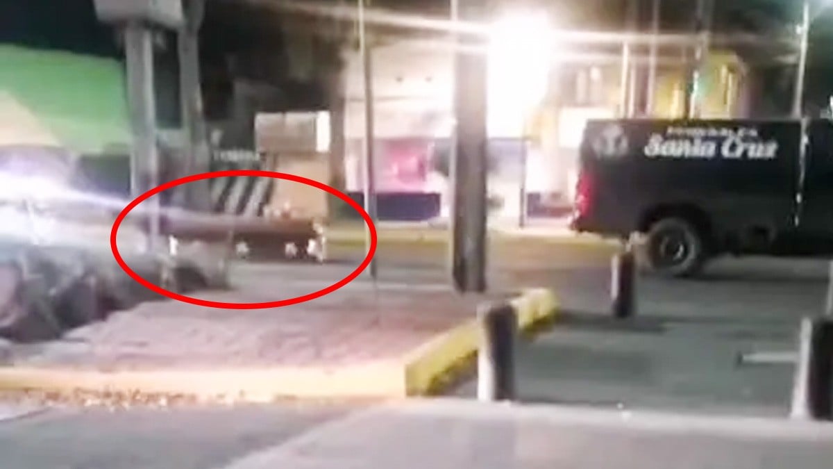 VIDEO 'Yo no lo levanto': ataúd cae de carroza y termina sobre la calle