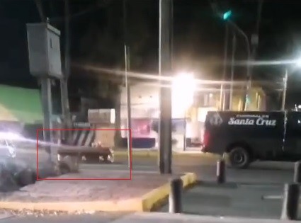 VIDEO ¡Aguas con el muertito! Captan momento en que ataúd cae de camioneta de funeraria