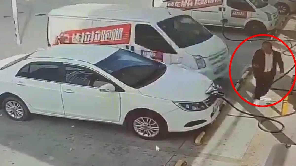 VIDEO Furgoneta arrolla a hombre en gasolinera mientras cargaba gasolina