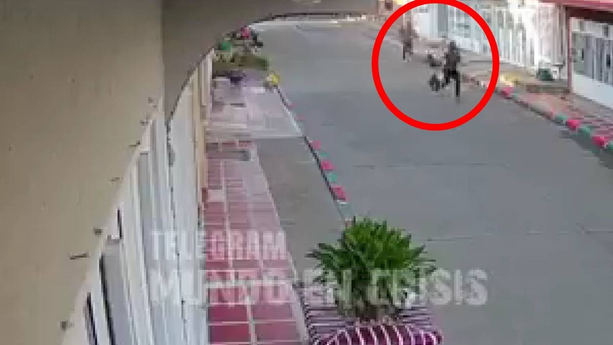 VIDEO Hombre persigue y mata a machetazos a su expareja en plena calle