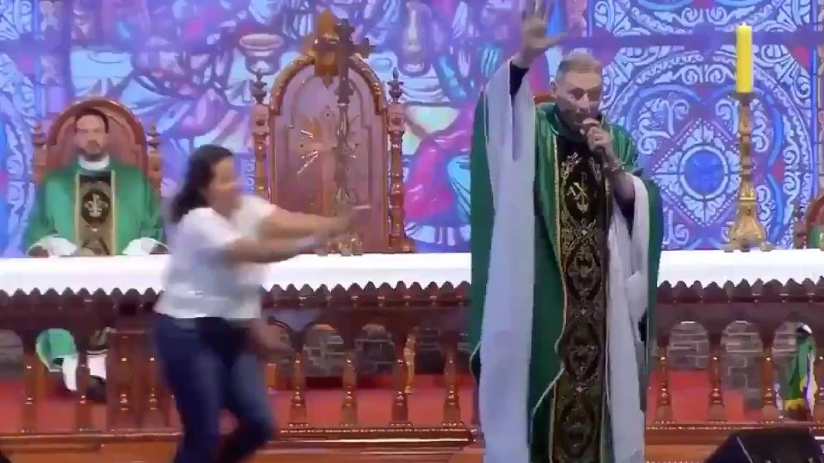 VIDEO Mujer irrumpe en misa, empuja a sacerdote por la espalda y cae bruscamente