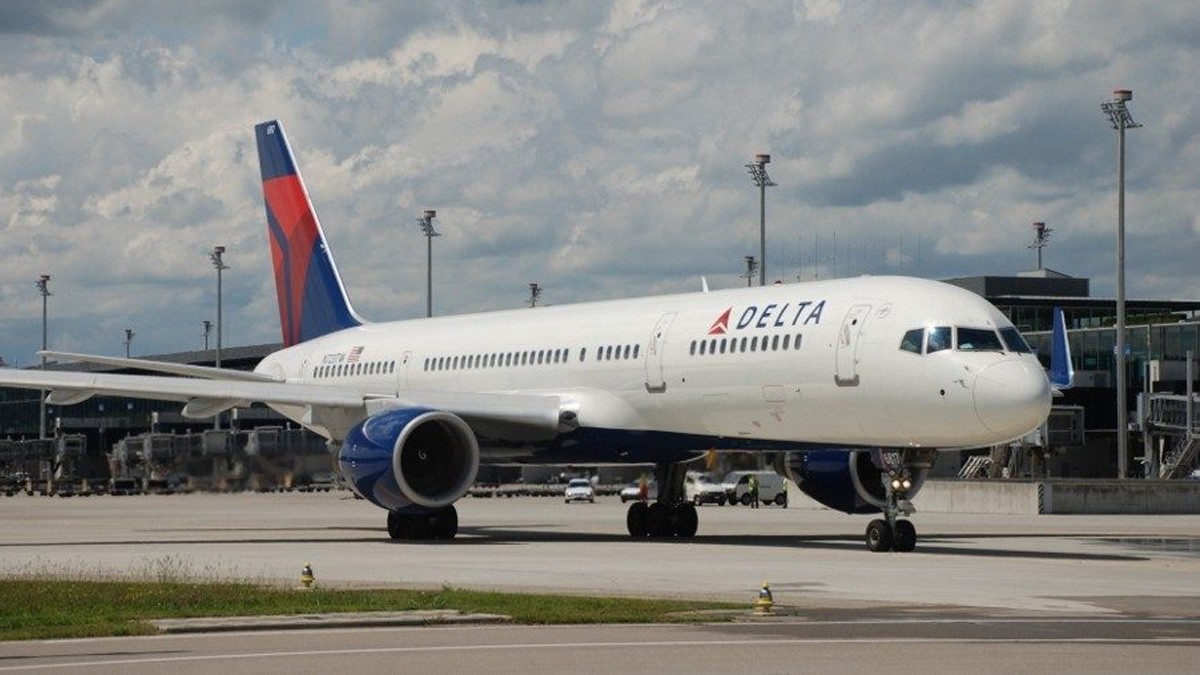 Avión pierde su rueda delantera en pleno despegue; Boeing está en la mira