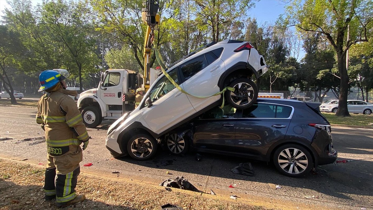 VIDEO: Autos quedaron uno encima de otro tras carambola entre seis vehículos