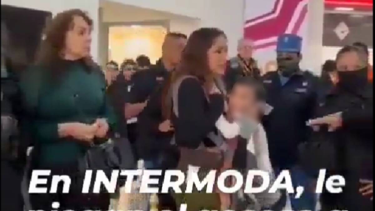 VIDEO Detienen a mujer que amamantaba a bebé mientras atendía stand en exposición de moda