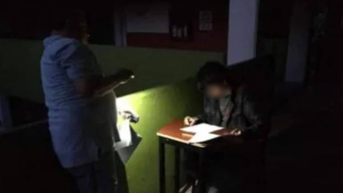 Toman clases estudiantes con lámparas por robo de cableado en escuelas y no les resuelven