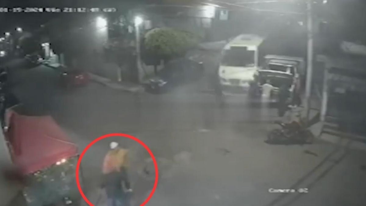 VIDEO Filtran cómo un héroe da la vida por su amigo y lo salva de ser aplastado por camión