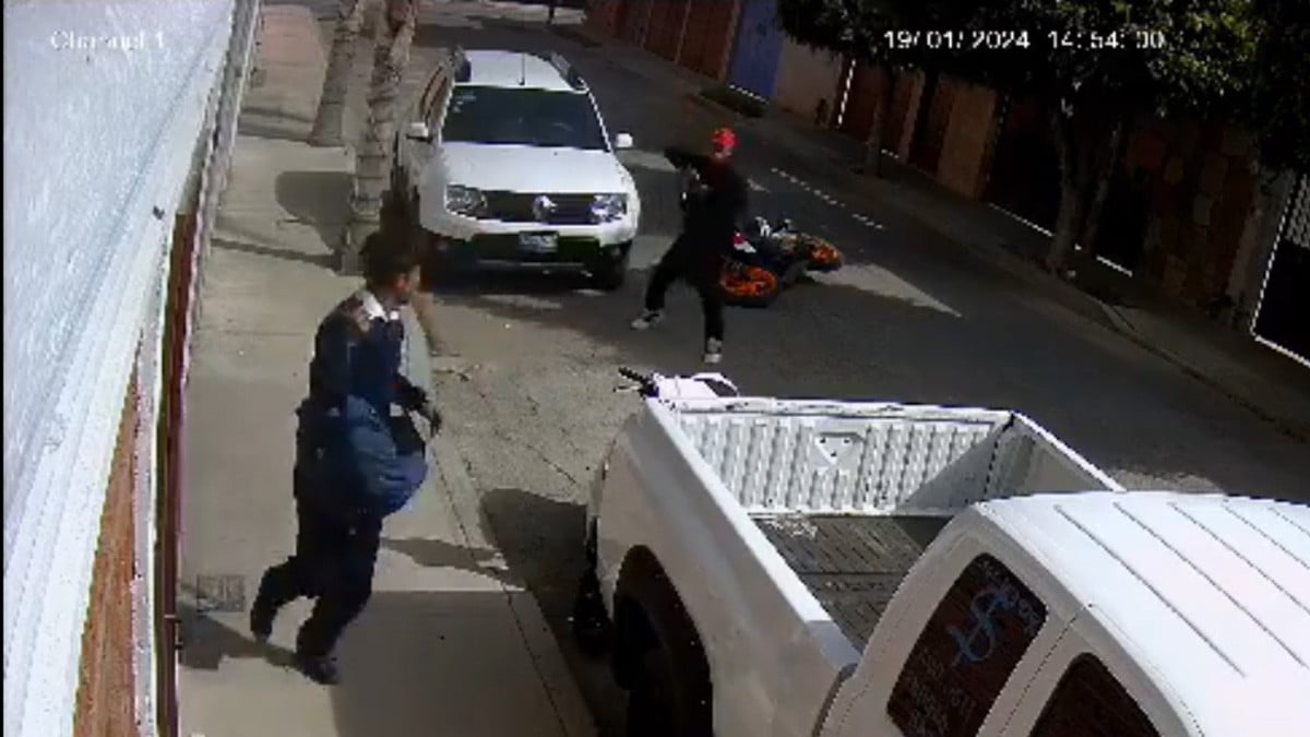 VIDEO: Ladrón intenta robar motocicleta a estudiante, pero se cae y es atrapado