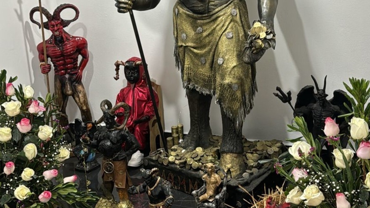 Descubren en altares al 'Niño Satanás' en su pesebre dentro de una casa