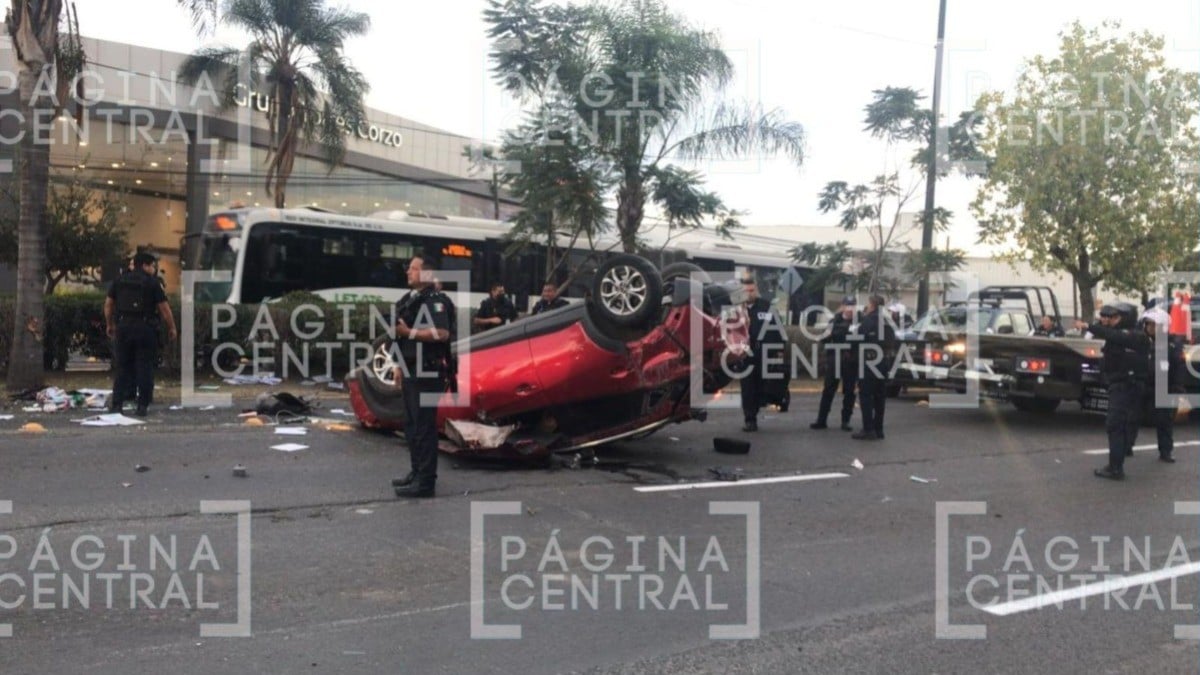 VIDEO Así sacaron a los detenidos de la camioneta volcada en López Mateos