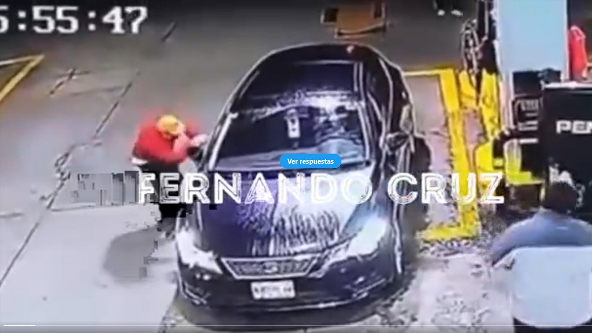 VIDEO: En un minuto y a punta de pistola, ladrones roban un auto en una gasolinera
