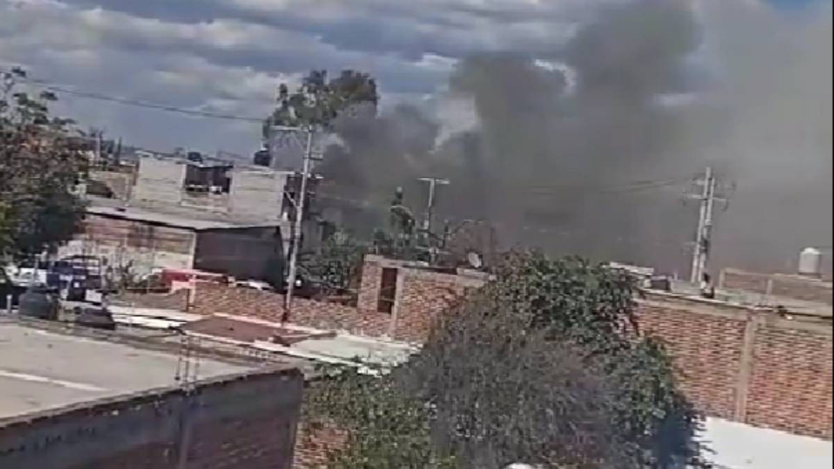 VIDEO Se incendia casa donde almacenaban pirotecnia en Villas de León