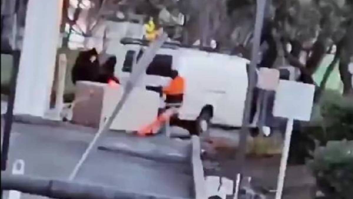 VIDEO Se roban cajero automático ¡y lo arrastran con una camioneta en plena calle!