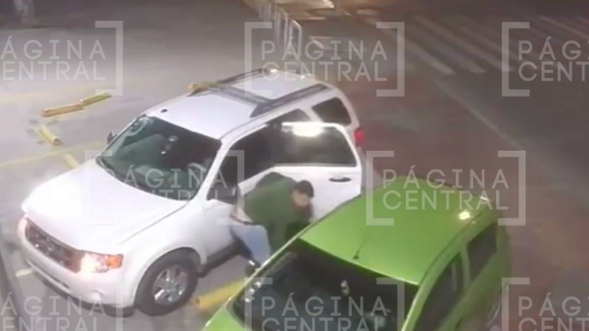 VIDEO Acechan rateros en camioneta blanca para dar cristalazos en la zona de la deportiva