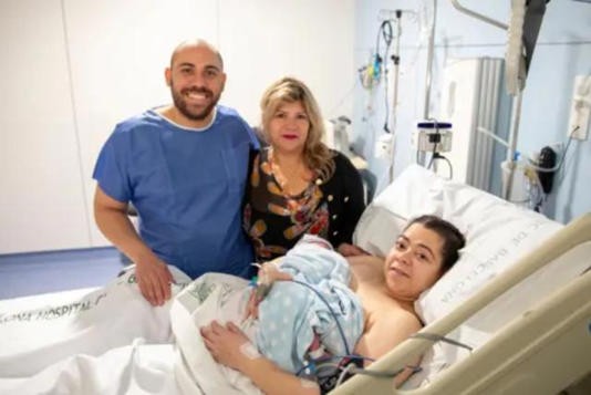 Mujer da a luz a su primer hijo gracias a trasplante de útero donado por su mamá