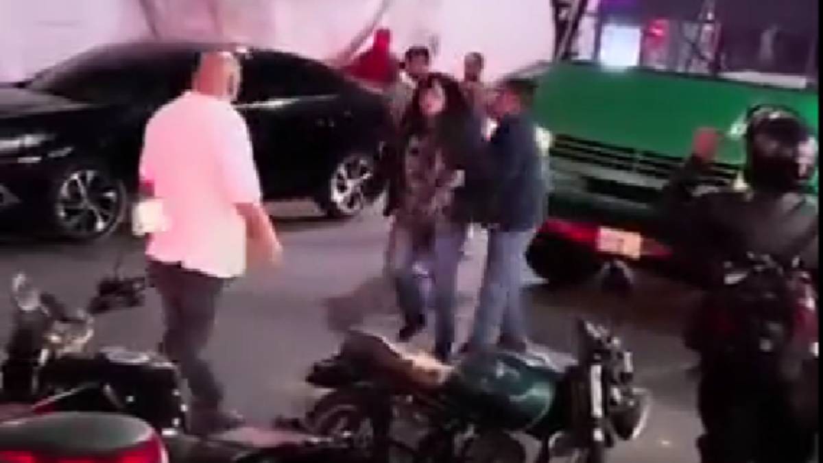VIDEO “Eso querías, ¿no?”, graban a chofer de microbús golpeando a mujer en la calle